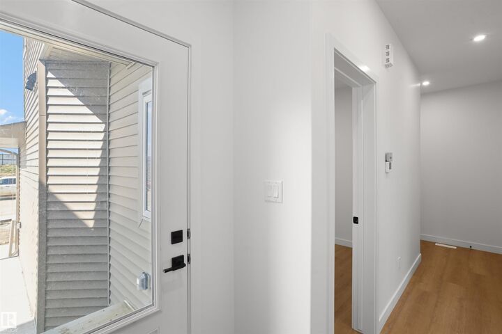 Photo de la propriété:  153 Munn Way  AB T5Y 4M9 