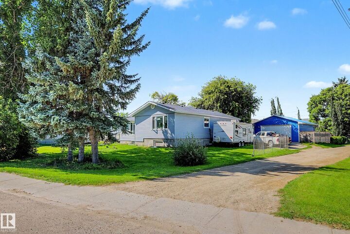 Property Photo:  5208 51 Street  AB T0C 1Z0 