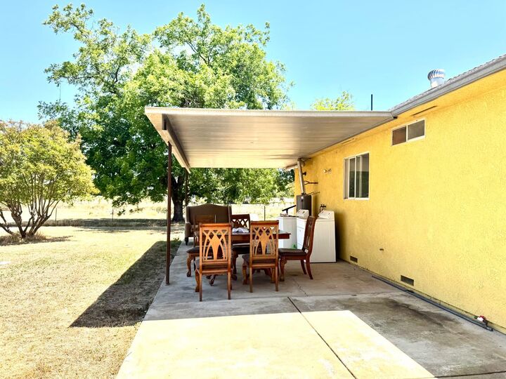 Property Photo: 22518 E Lincoln Ave CA 93654