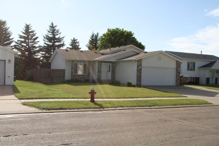 Property Photo:  2646 Lexington Drive  ND 58503 