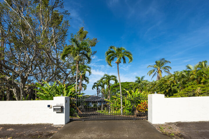 Property Photo:  73-4767 Halolani St  HI 96740 