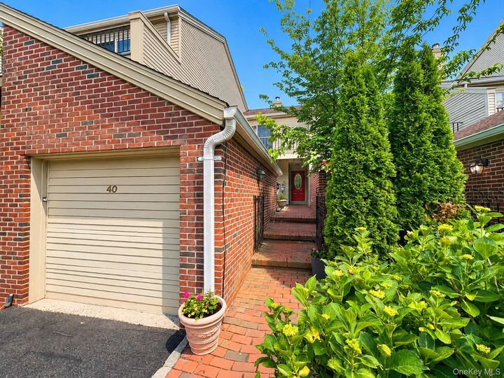 Property Photo:  40 Waterside Close  NY 10709 