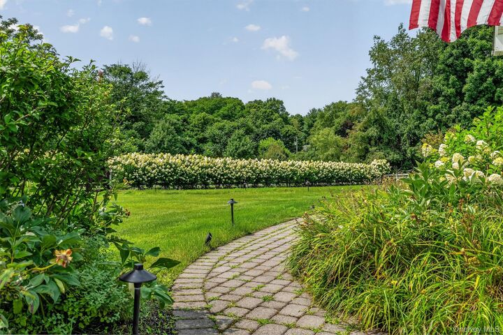 Property Photo:  