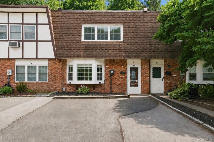 Property Photo:  7 Roundtree Court  NY 12508 