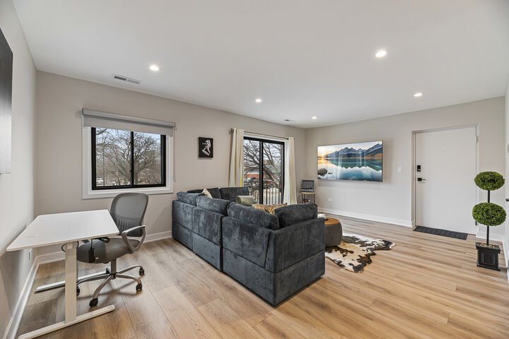 Property Photo: 7109 N Western Avenue 3N IL 60645