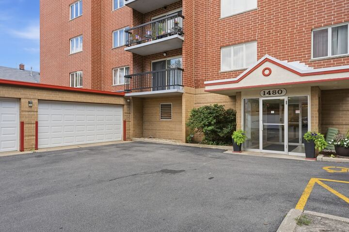 Property Photo: 1480 Jefferson Street 202 IL 60016