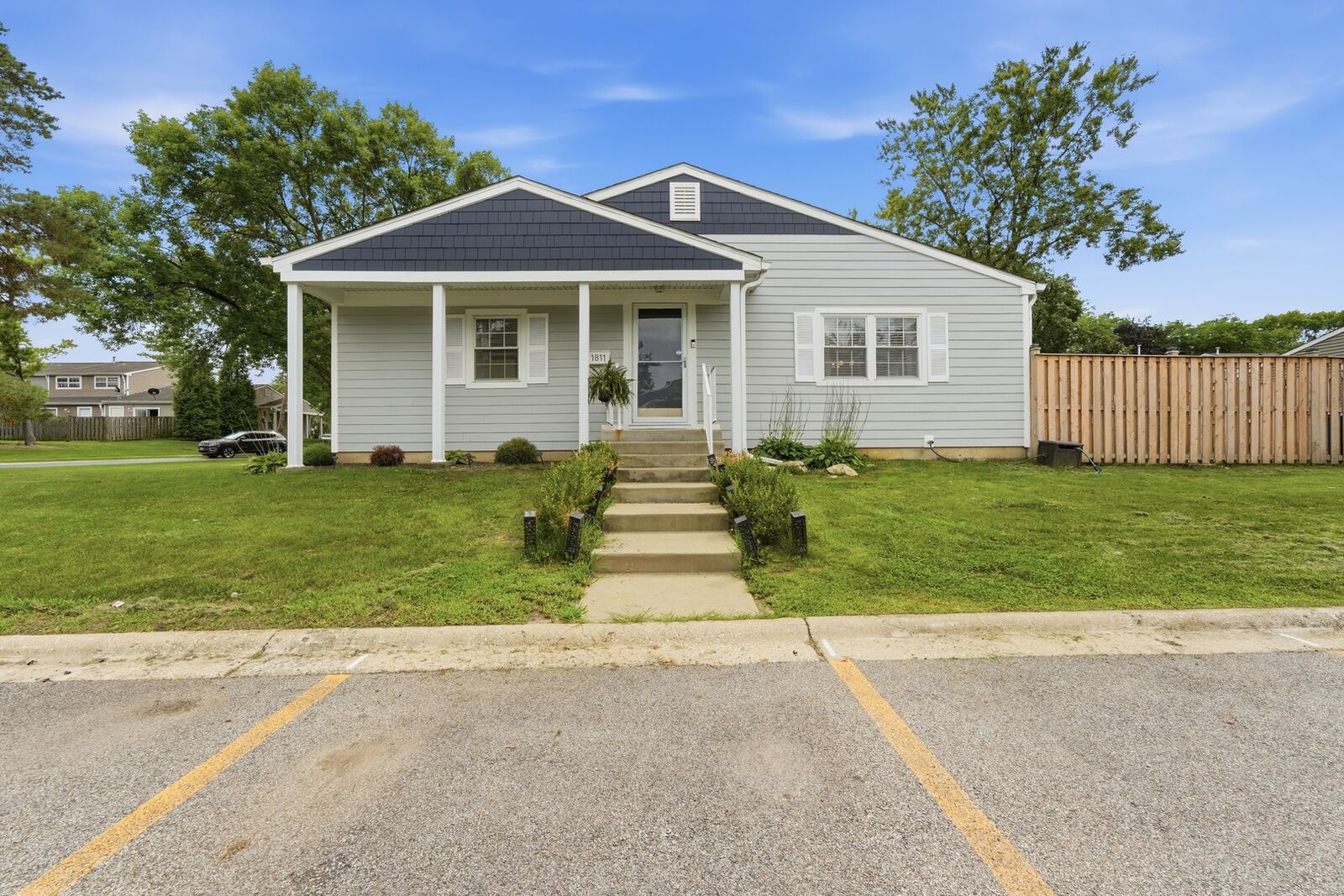 Property Photo: 1811 Carlisle Court IL 60194