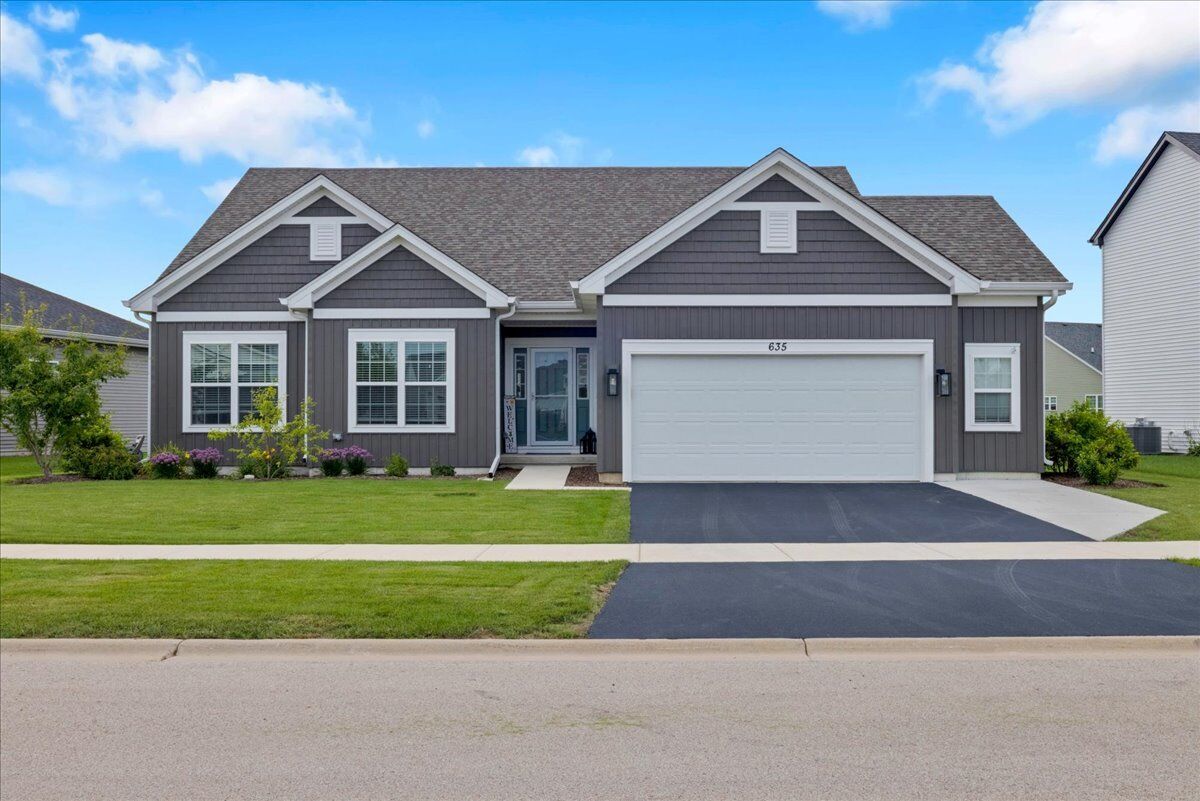 Property Photo:  635 Maplewood Circle  IL 60119 