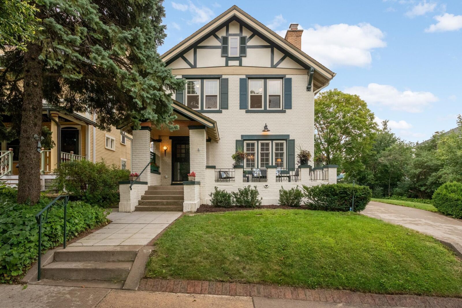 Property Photo: 904 Osceola Avenue MN 55105