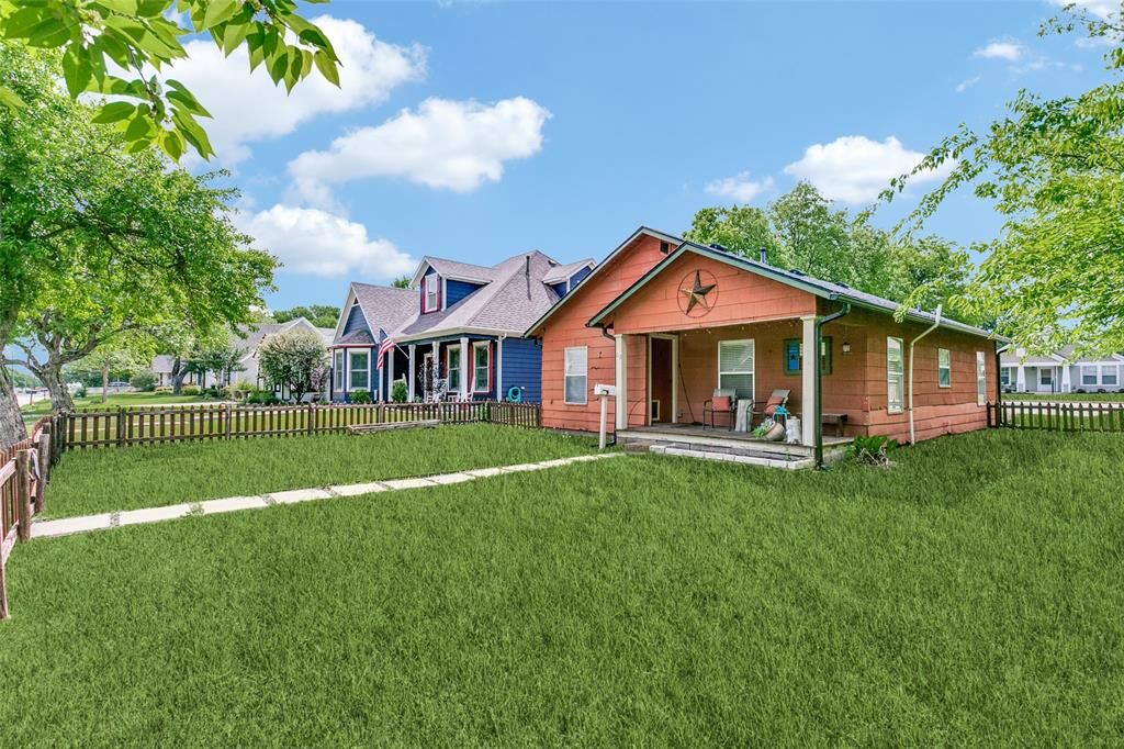Property Photo:  612 E Wall Street  TX 76051 