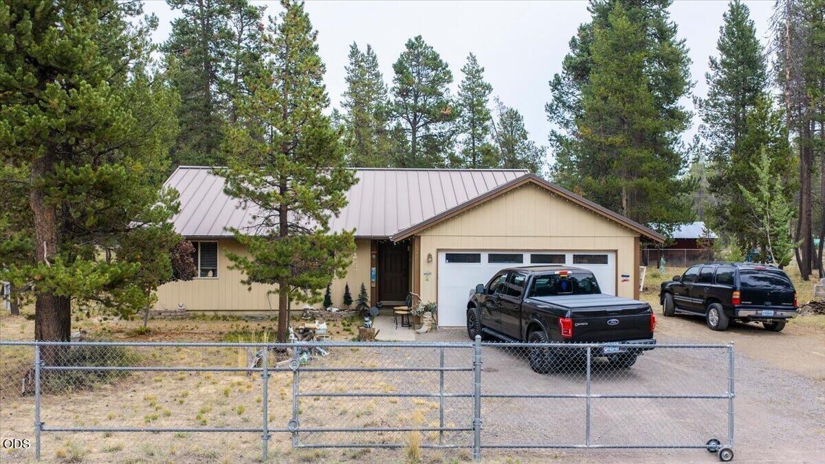 Property Photo: 54690 Pinewood Avenue OR 97707