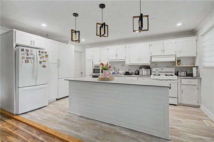 Property Photo:  2110 Cavendish Drive Upper Floor  ON L7P 1Z3 