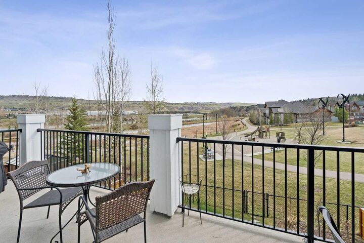 Property Photo: 14 Riviera View AB T4C 0Y7