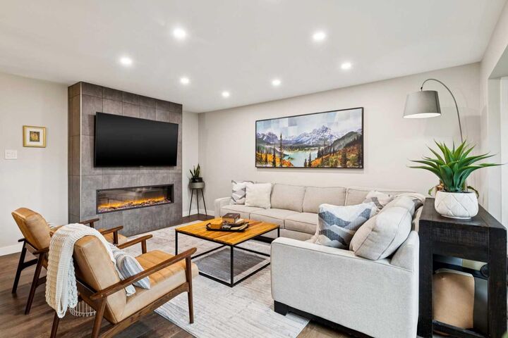 Property Photo:  5327 17 Avenue SW  AB T3E 0E8 