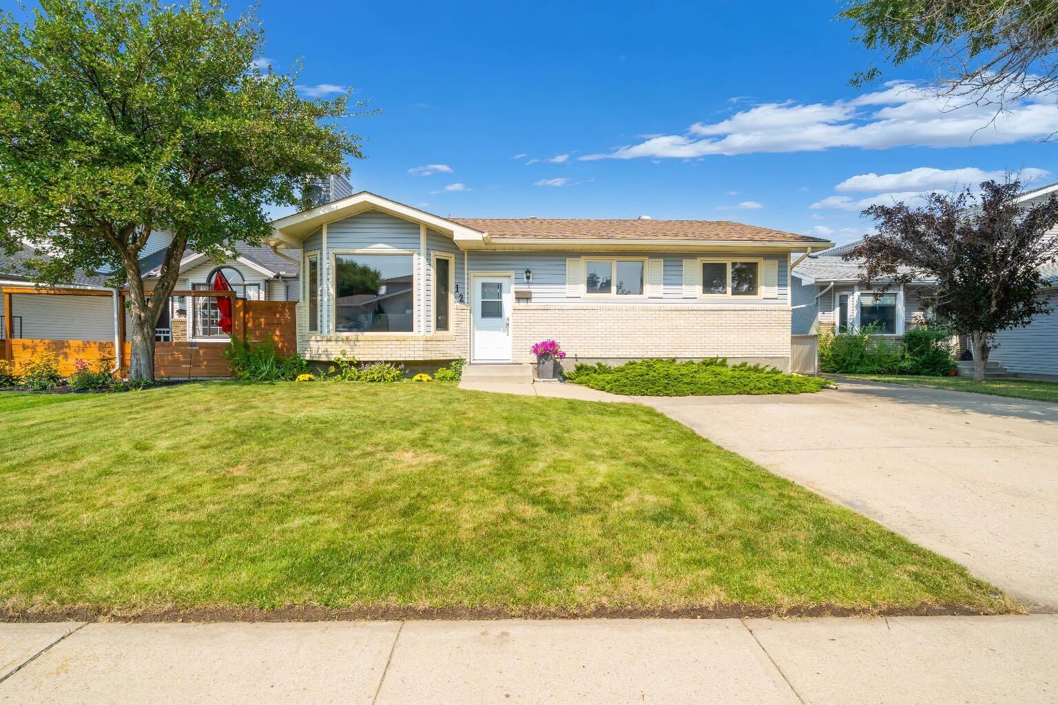 Property Photo:  12 Swan Way SE  AB T1B 4A7 
