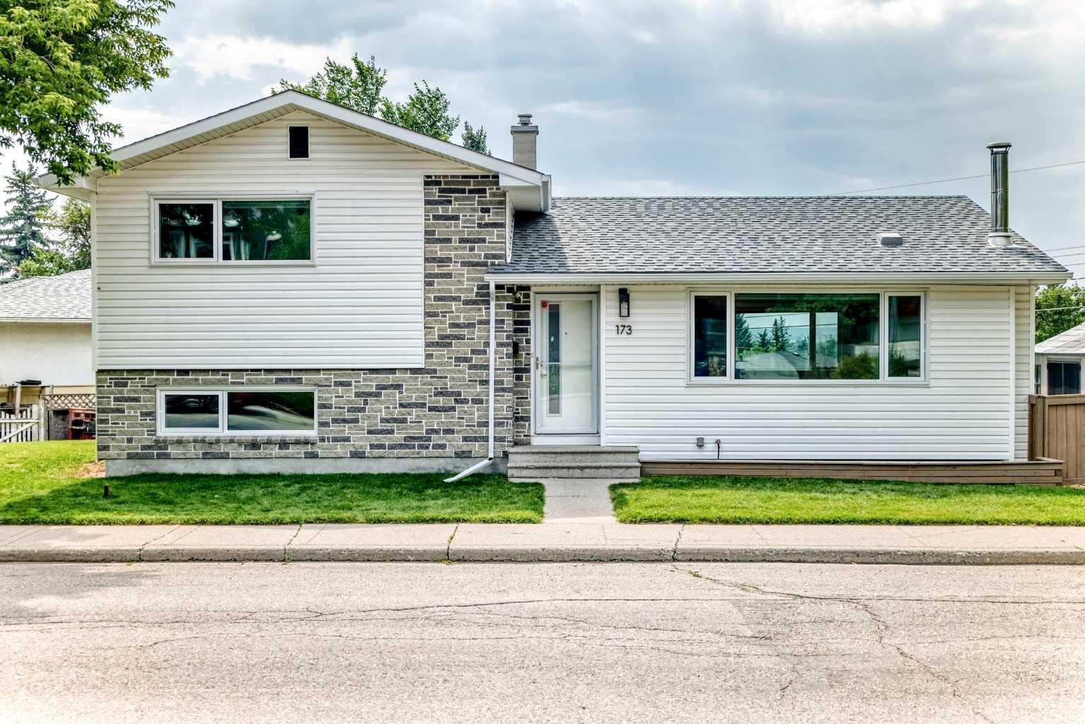 Property Photo:  173 Cornwallis Drive NW  AB T2K 1V4 
