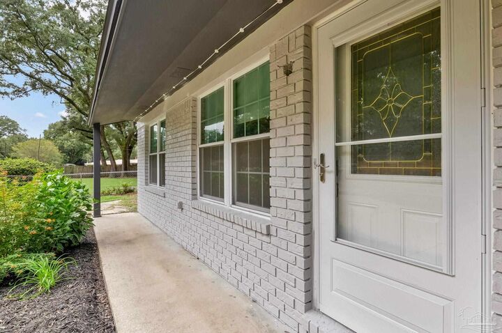 Property Photo: 5521 Ormond Dr FL 32526