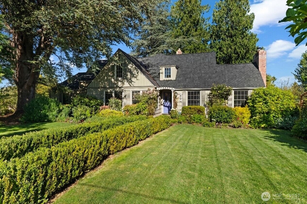 Property Photo:  1867  Gossard St  WA 98022 