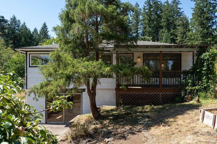 Property Photo:  205 N Maple Hill Road  WA 98626 