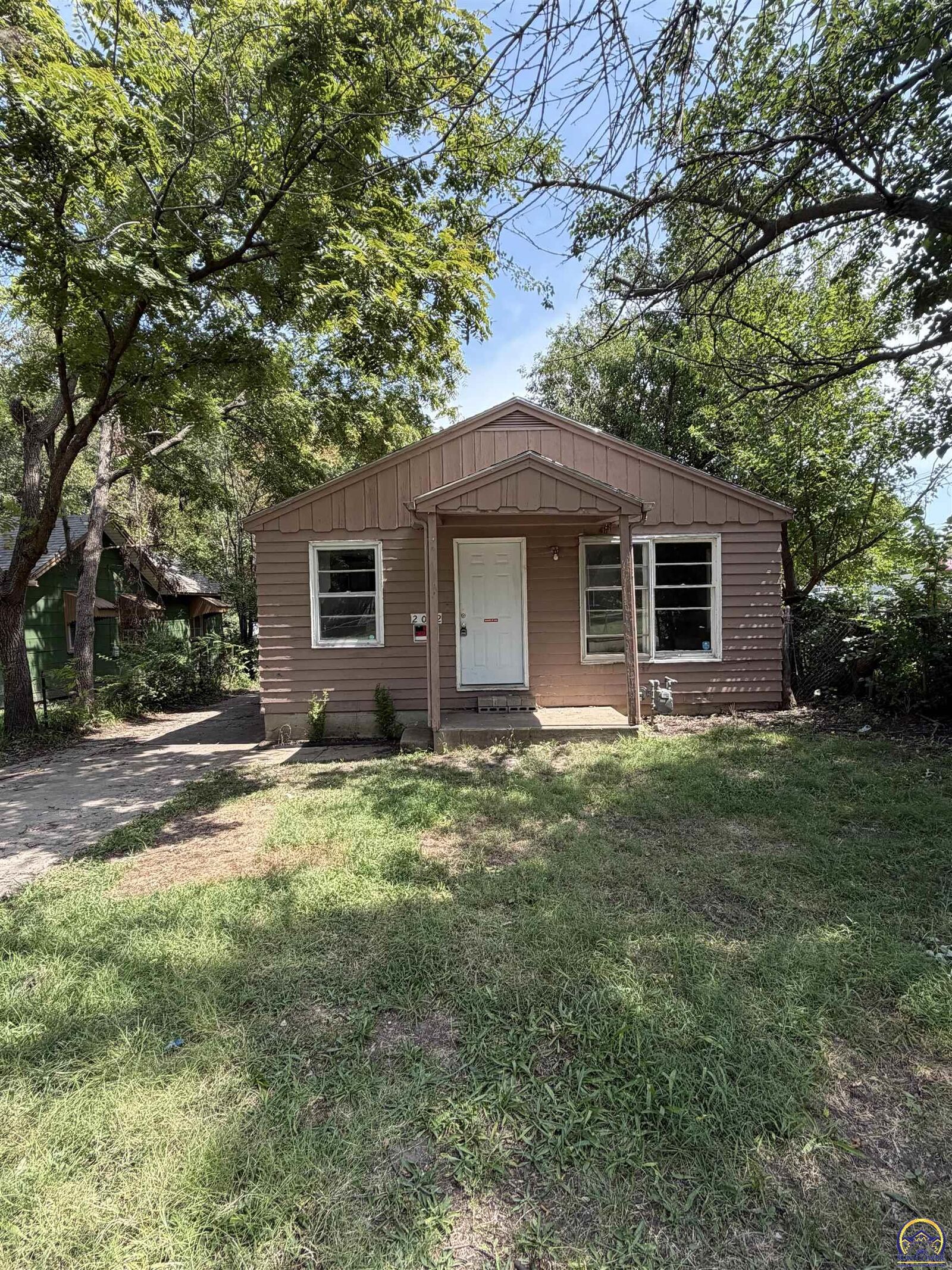 Property Photo:  2022 SE Hudson Blvd  KS 66607 