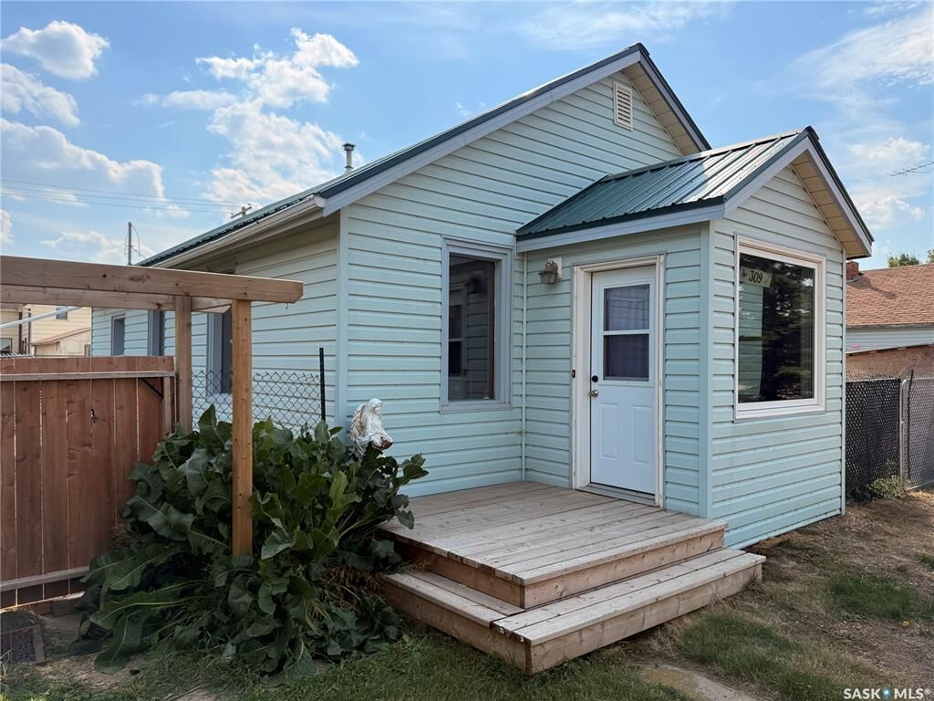 Property Photo: 309 Railway Avenue W SK S0L 2N0