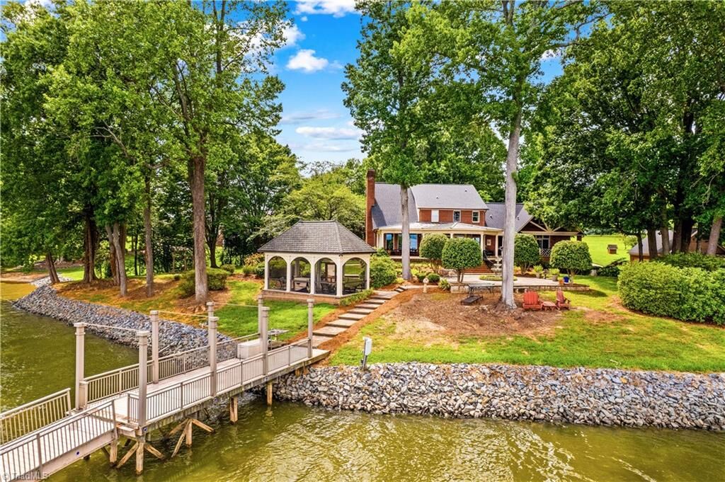 Property Photo:  810 Fox Hollow Lane  NC 28146 