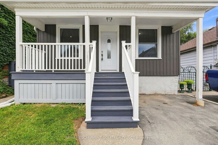 Property Photo:  241 Rosslyn Avenue N  ON L8L 7P9 
