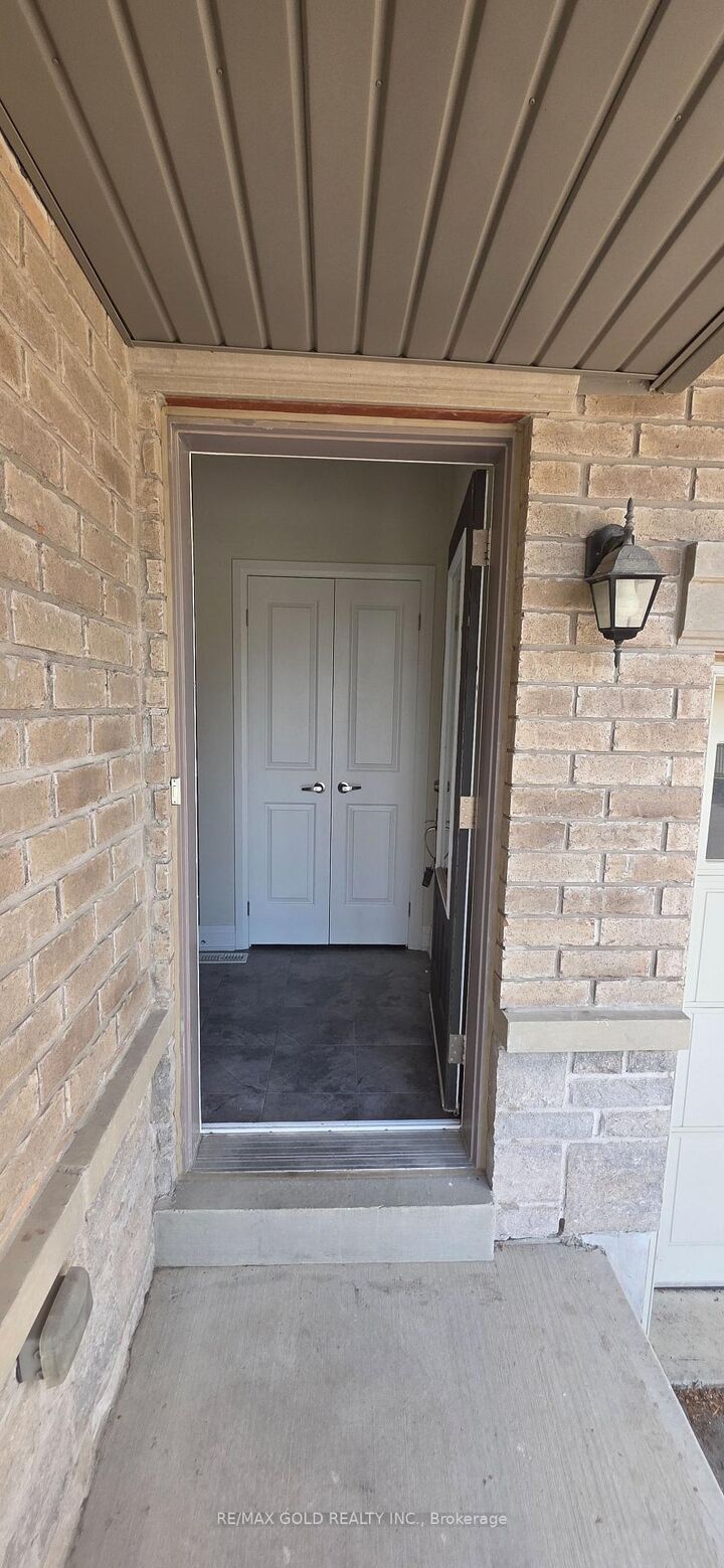 Property Photo: 9 Oliana Way ON L6Y 6G8