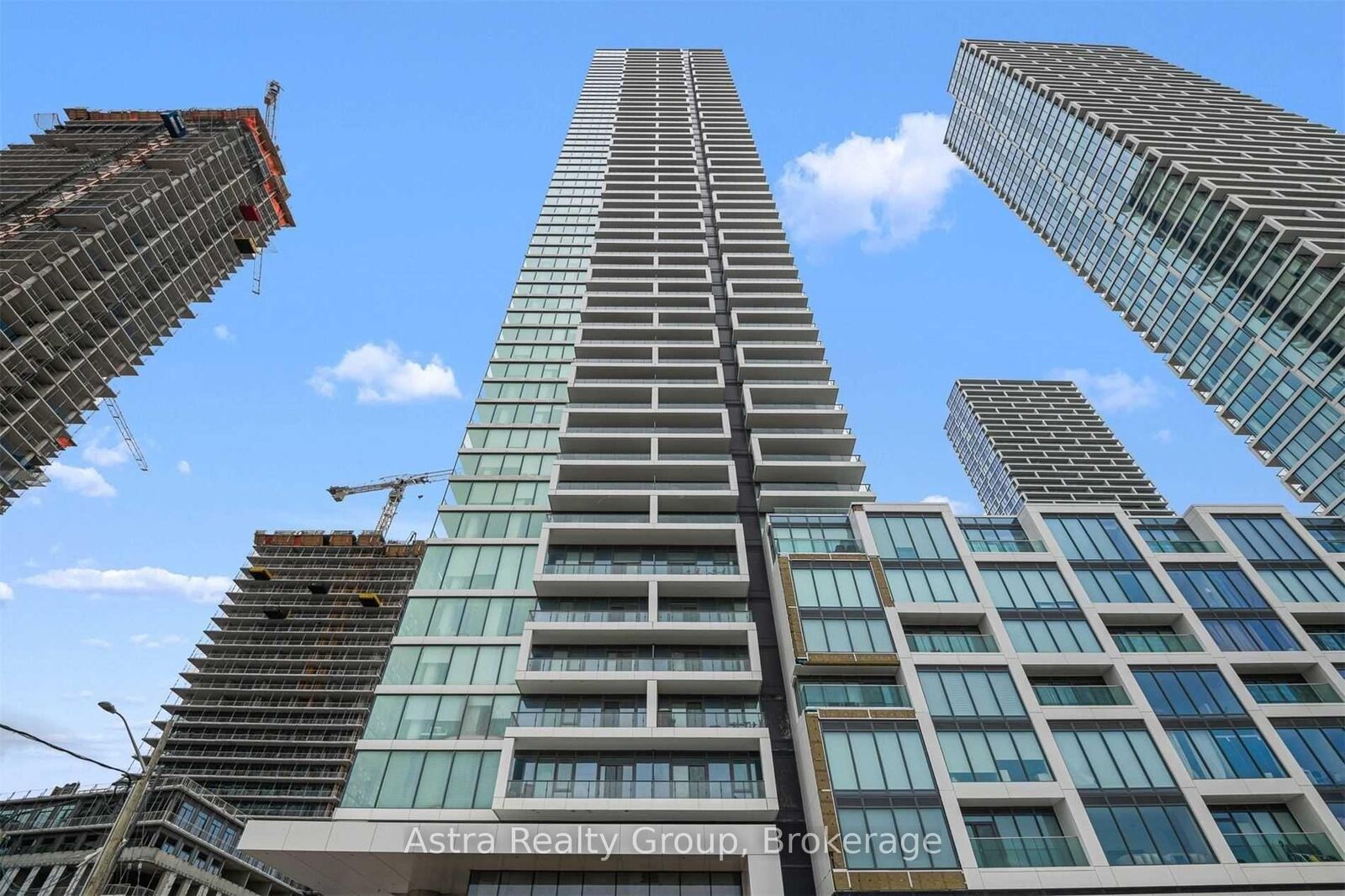 Property Photo:  950 Portage Parkway 1703  ON L4K 0J7 