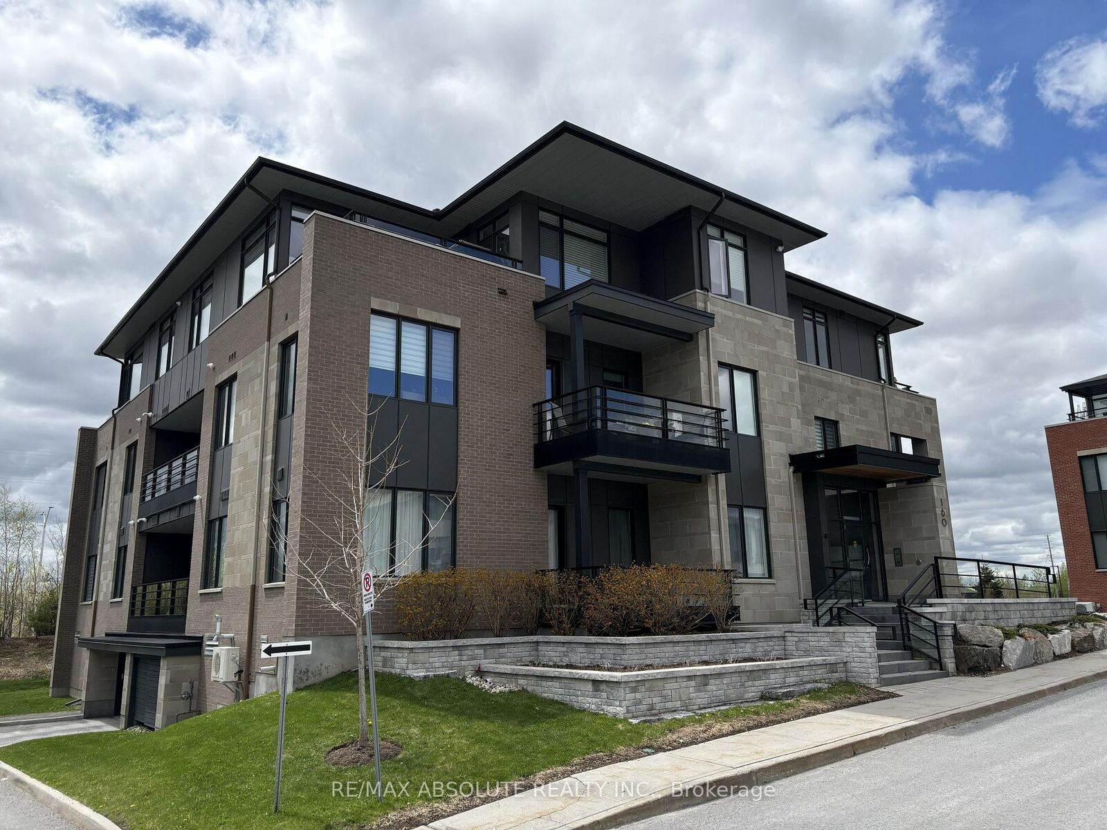 Property Photo:  160 Boundstone Way 103  ON K2T 0M8 