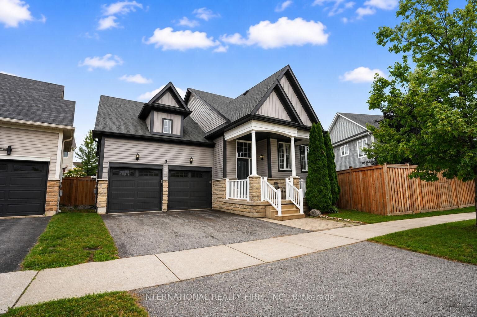 Property Photo: 3 Maple Crown Terrace ON L4M 7H3