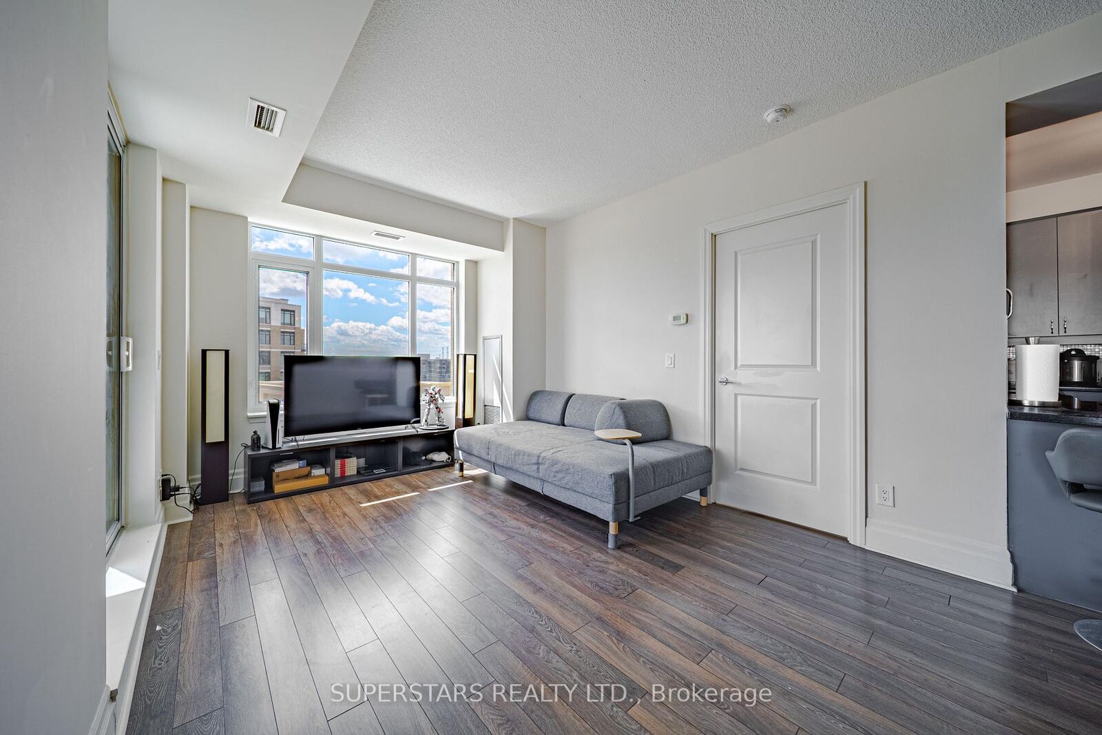 Property Photo:  151 Upper Duke Crescent 809  ON L6G 0E1 