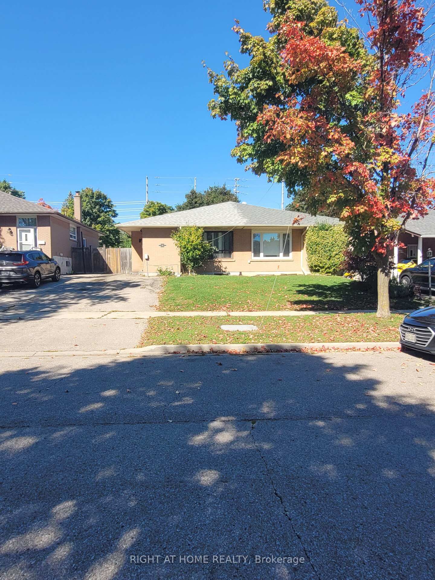 Property Photo:  2415 Padstow Crescent  ON L5J 2G2 