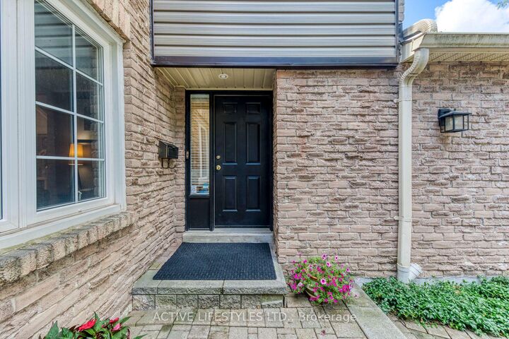 Property Photo: 2766 Folkway Drive 23 ON L5L 3M3