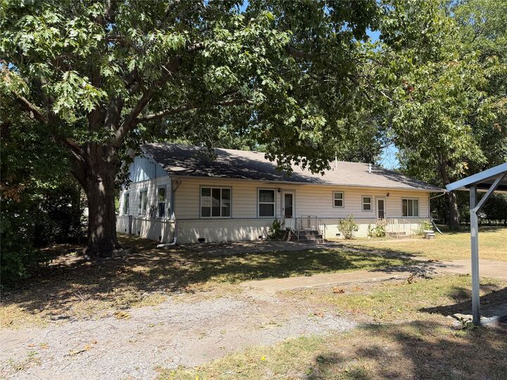 Property Photo:  911 S McQuarrie Avenue  OK 74467 