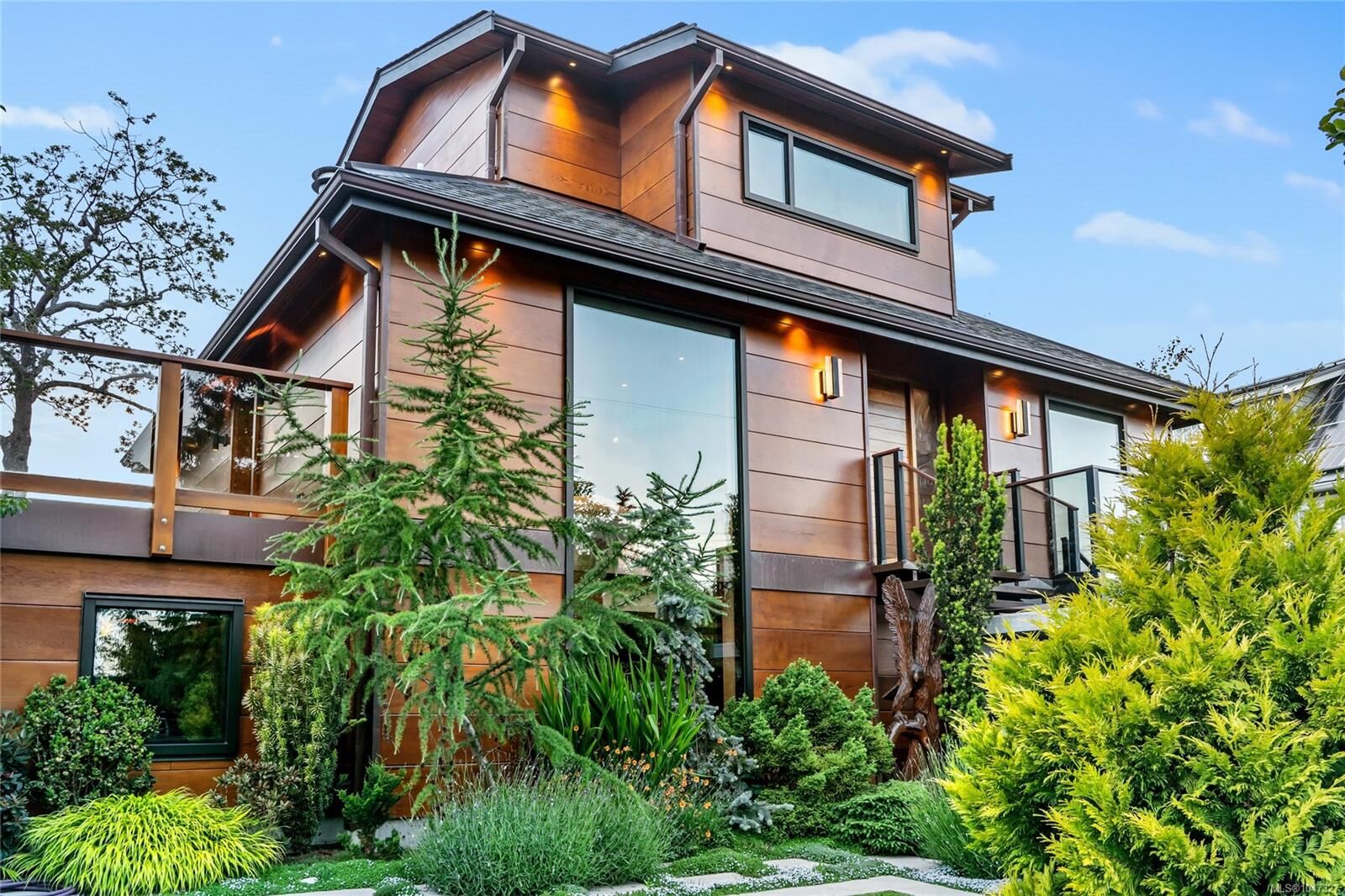 Property Photo: 626 Monterey Ave BC V8S 4T9