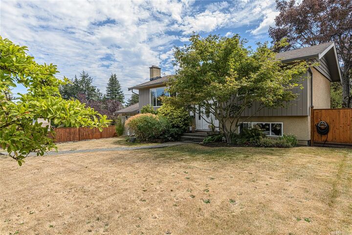 Property Photo: 987 Nicholson St BC V8X 3K9