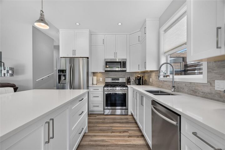 Property Photo: 923 Randall Pl BC V9B 5W1