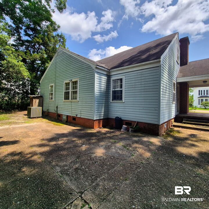 Property Photo:  513 Dr Martin Luther King Jr Drive  AL 36401 