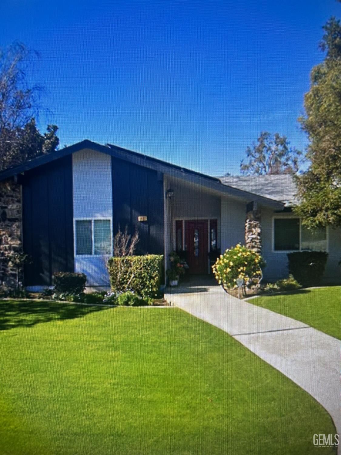 Property Photo: 1901 Glenmont Drive CA 93309