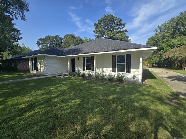 Property Photo:  1063 Parlange Dr  LA 70806 