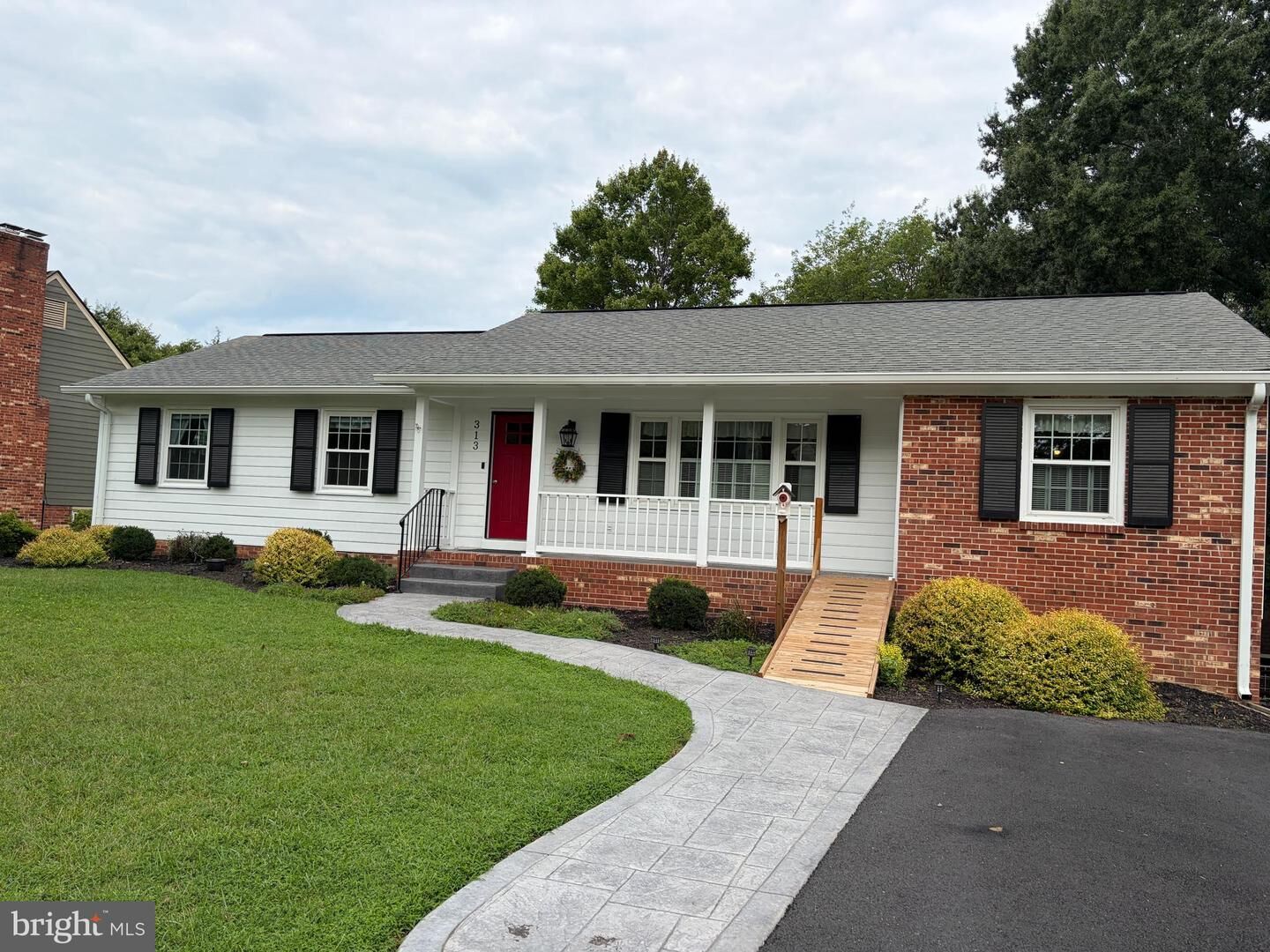Property Photo: 313 Laurel Avenue VA 22408