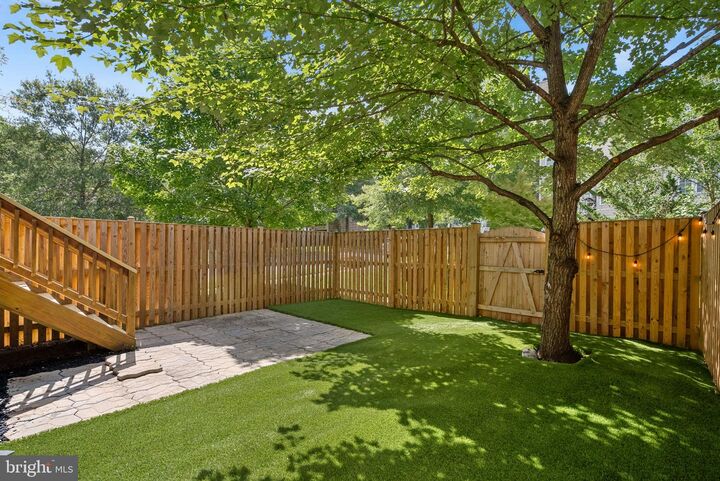 Property Photo:  401 Leeds Ridge Court  VA 20132 