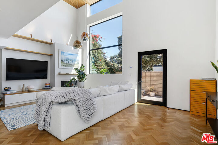 Property Photo: 303 Windward Ave CA 90291