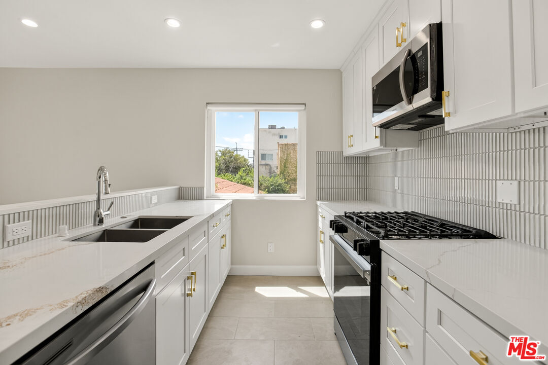 Property Photo:  1470 Rexford Dr, Unit 103  CA 90035 