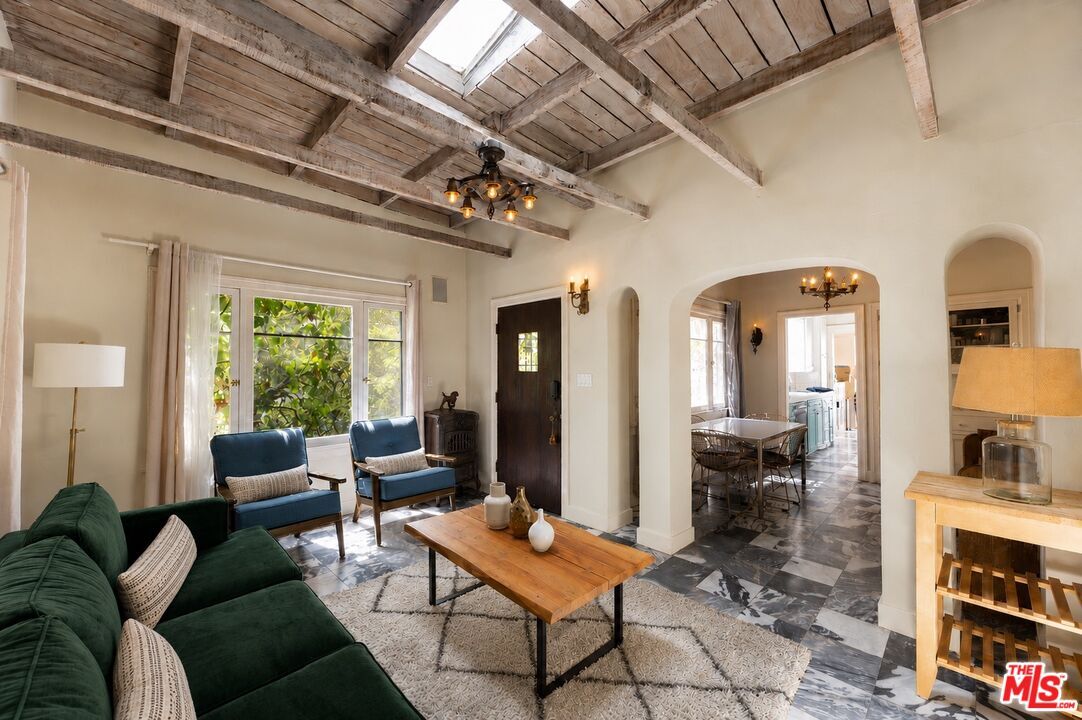 Property Photo:  8060 Woodland Ln  CA 90046 