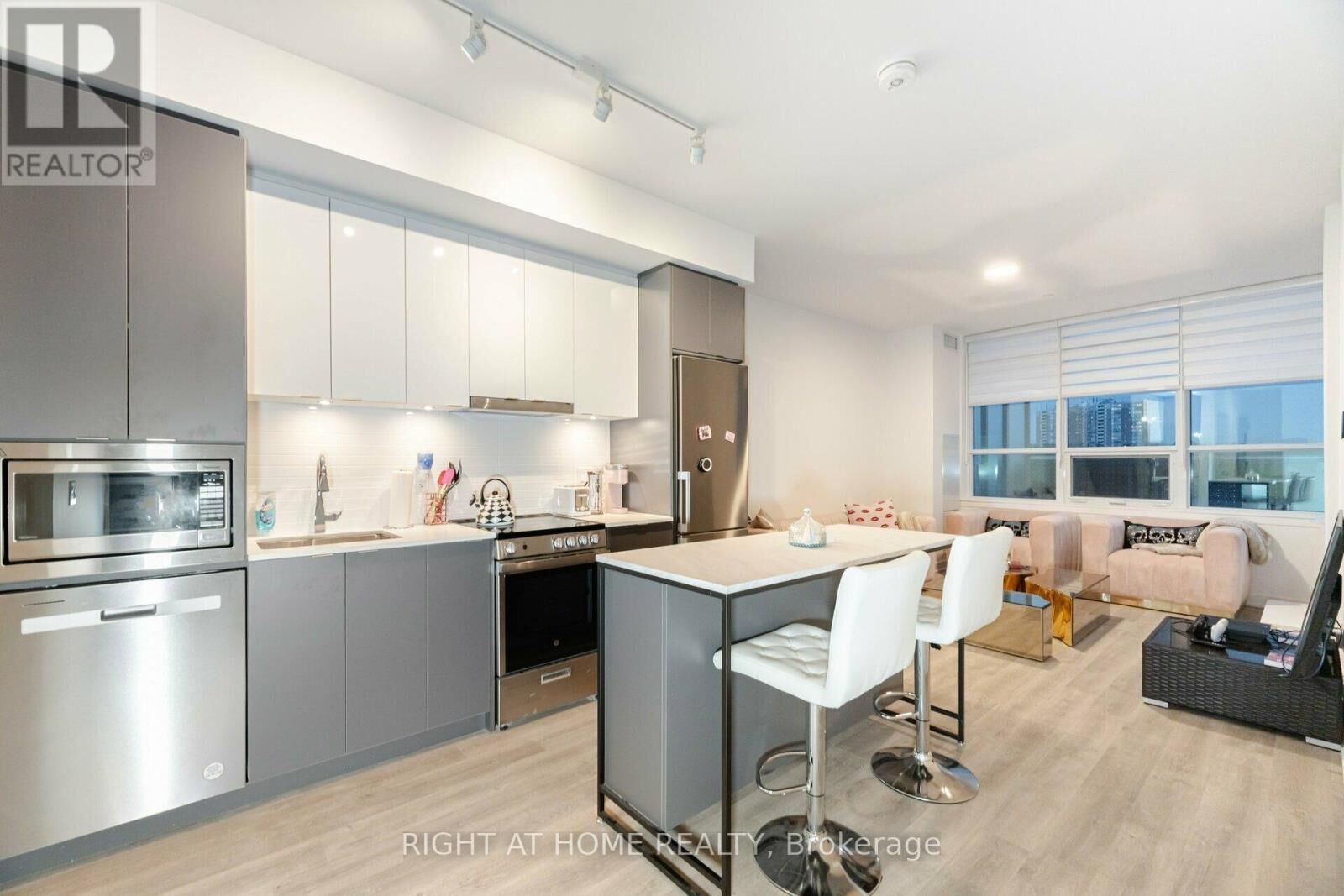 Property Photo:  50 Upper Mall Way 226  ON L4J 0L8 