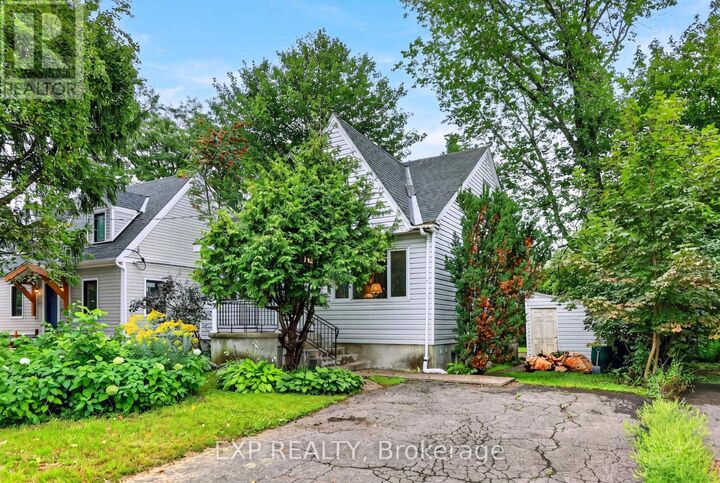 Property Photo: 1220 Collins Avenue ON K1V 6E1