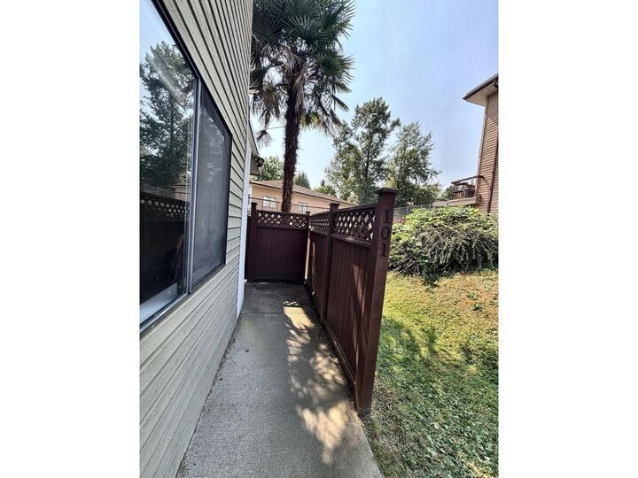Photo de la propriété: 7131 133A Street 101 BC V3W 8A1
