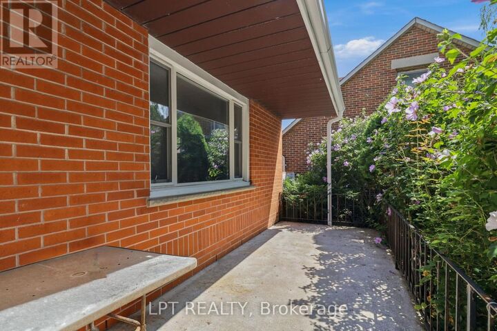 Property Photo:  228 Highbury Avenue North  ON N5Z 2W7 